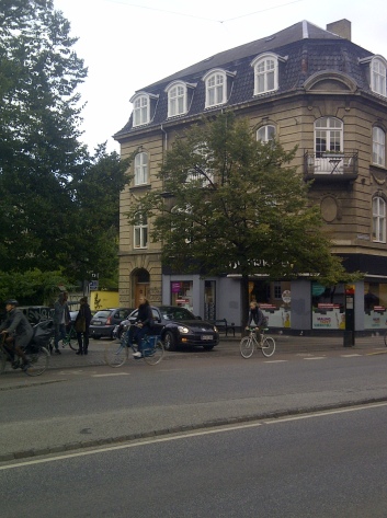 (Cars in Frederiksberg, Copenhagen wishing to join a main road must give way to cyclists and pedestrians)